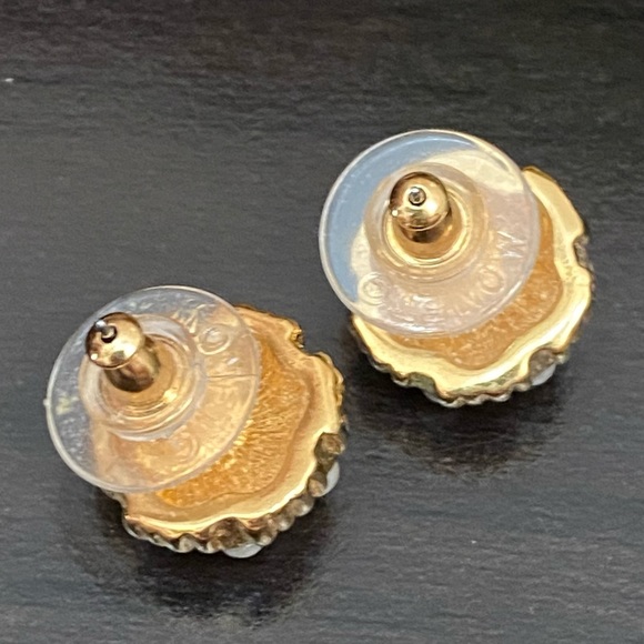 Vintage MONET Signed Faux Pearl Gold-tone Post Earrings - Picture 8 of 13